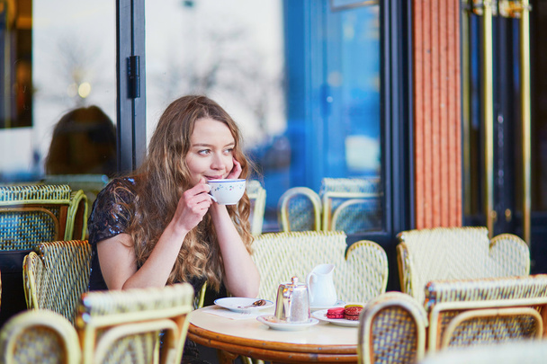 Beautiful Parisian woman in cafe - Foto, Imagen