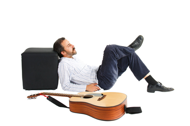 άντρας ξαπλωμένος με κιθάρα μπροστά - Φωτογραφία, εικόνα
