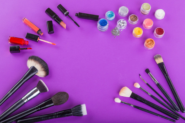 Borstels, glitter en andere make-up hulpmiddelen - Foto, afbeelding