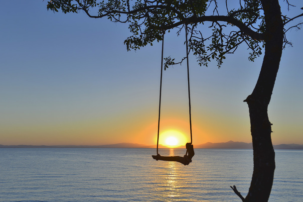 Swing, zon en zonsopgang - Foto, afbeelding