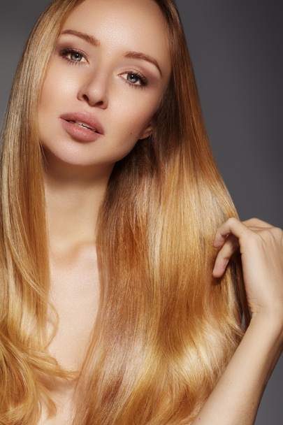 Beautiful woman with clean skin, beautiful straight shiny hair, fashion makeup. Glamour make-up, perfect shape eyebrows. Portrait sexy blondy. Beautiful smooth hairstyle - Φωτογραφία, εικόνα