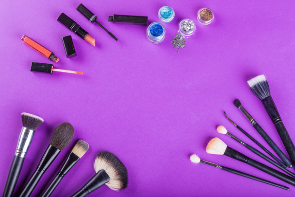 Cepillos, purpurina y otras herramientas de maquillaje
 - Foto, imagen