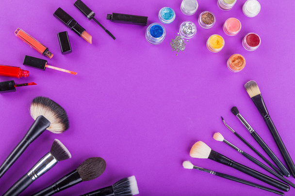 Escovas, purpurinas e outras ferramentas de maquilhagem
 - Foto, Imagem
