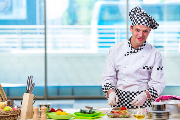 Cocinero masculino preparando comida en la cocina
 - Foto, imagen