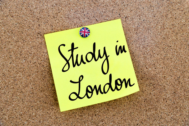 Nota en papel amarillo con el pulgar de la bandera de Gran Bretaña y el texto Study In London
 - Foto, imagen
