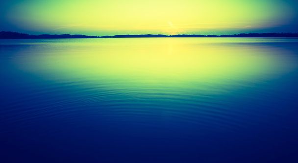 A nyugodt tó feletti naplementében vintage fotó - Fotó, kép