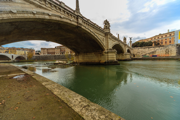 Blick auf den Tiber und die Brücke in Rom - Foto, Bild