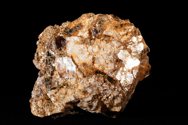 pegmatite, muscovite και βιοτίτης γρανίτη στο μαύρο φόντο - Φωτογραφία, εικόνα