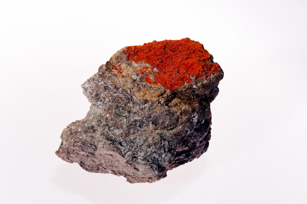 sulfidové minerální realgar na bílém pozadí - Fotografie, Obrázek