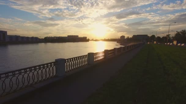 antenni näkymä Neva-joen rantakadulle auringonlaskun aikaan
 - Materiaali, video