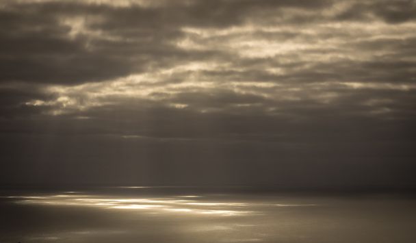 Світлові промені на поверхні океану
 - Фото, зображення