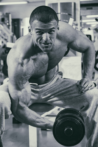 Processo de treinamento de homens no ginásio
 - Foto, Imagem