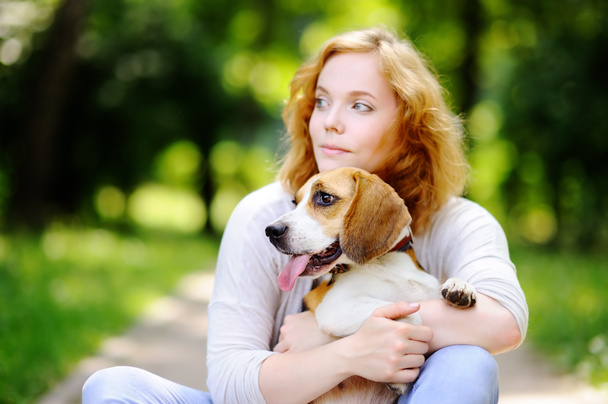 Jeune femme avec chien Beagle dans le parc d'été
 - Photo, image