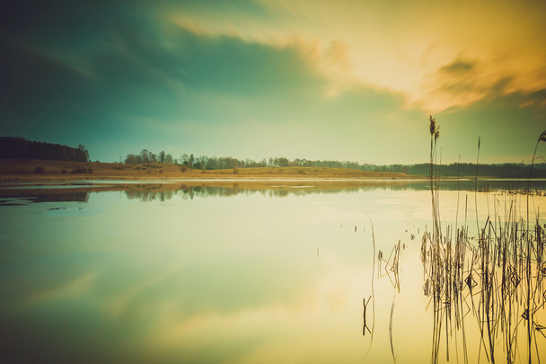 Foto vintage del atardecer sobre un lago tranquilo
 - Foto, Imagen