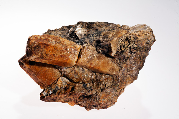 mineraali beryyli pegmatiitteina valkoisella pohjalla
 - Valokuva, kuva