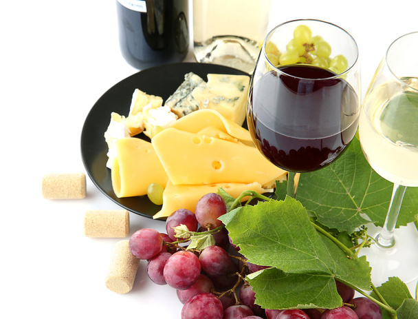 Red wine with grapes and cheese - Foto, afbeelding
