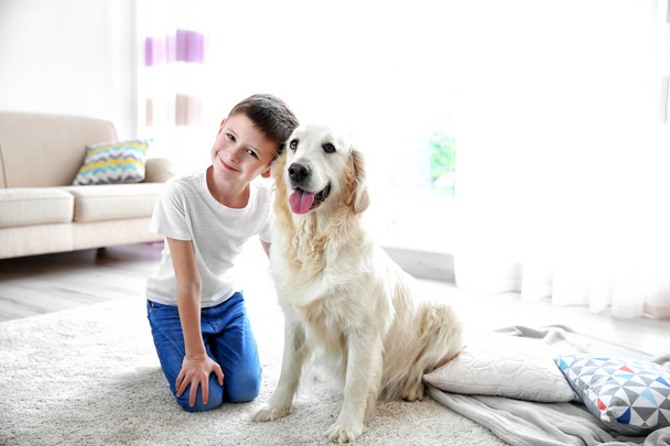 Small boy and cute dog at home - Foto, Bild