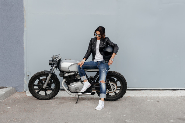 Biker woman in leather jacket on motorcycle - Φωτογραφία, εικόνα