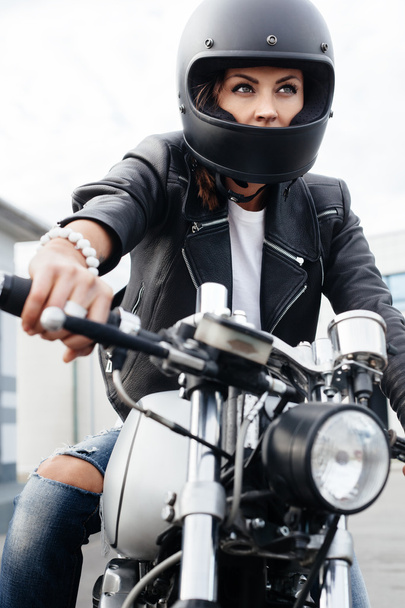 Biker woman in leather jacket on motorcycle - Zdjęcie, obraz