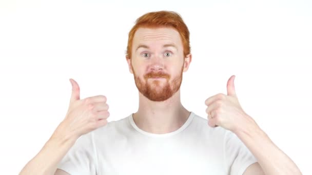 Χαρούμενα κόκκινα μαλλιά άνθρωπος μπράβο που θέτουν και να χαμογελά στη φωτογραφική μηχανή, λευκό φόντο - Πλάνα, βίντεο