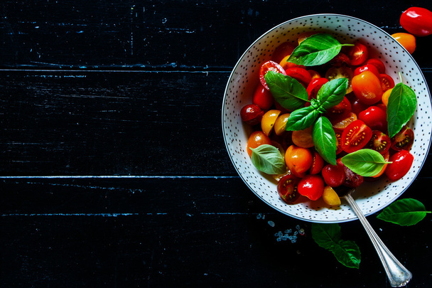 Tomatoes with basil - Valokuva, kuva