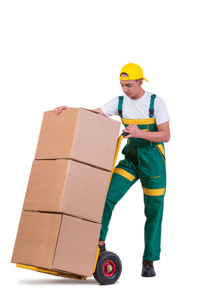 Nuori mies liikkuvat laatikot ostoskorin eristetty valkoinen
 - Valokuva, kuva
