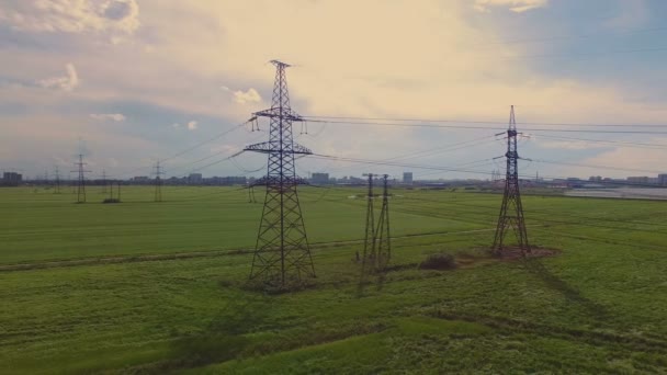 Luchtfoto van hoogspanning pylonen en elektrische leidingen - Video