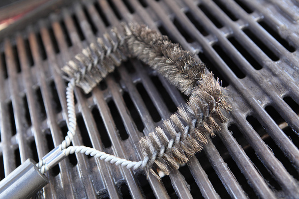 acél kefével tiszta grill - Fotó, kép
