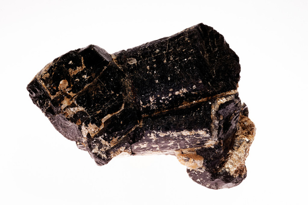 turmalin legösszetettebb szilikát ásványi fehér alapon - Fotó, kép