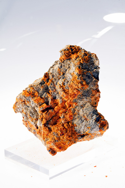 realgar mineral sulfureto no fundo branco
 - Foto, Imagem