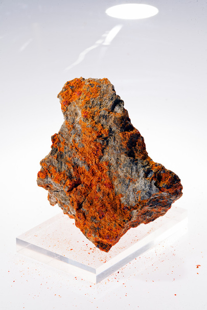 sulfuro mineral realgar sobre el fondo blanco
 - Foto, imagen
