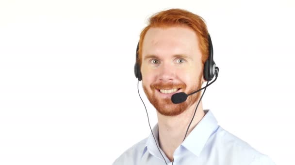 Detailní portrét zástupce oddělení služeb zákazníkům šťastný nošení headsetem - Záběry, video