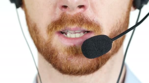 Close-up de homem de negócios falando sobre fone de ouvido em um call center
 - Filmagem, Vídeo