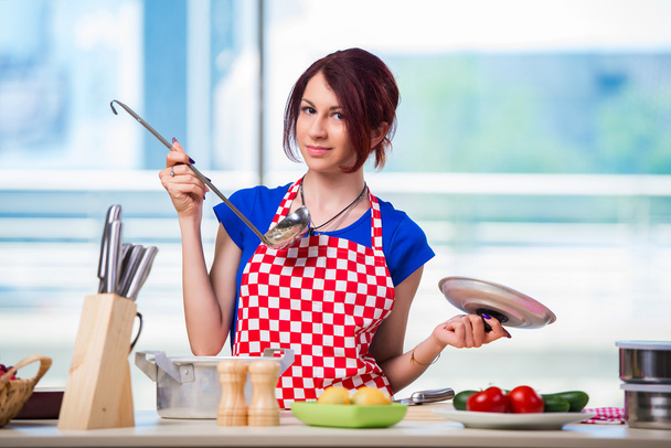 Femme préparant la soupe dans la cuisine
 - Photo, image