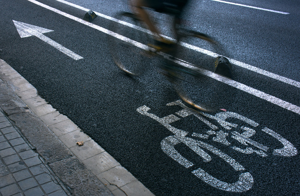 Cycliste sur piste cyclable urbaine
 - Photo, image