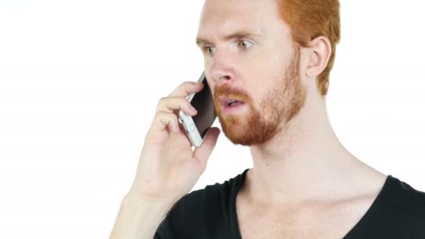 Um jovem estressado com raiva deprimido homem agressivamente falando ao telefone
 - Filmagem, Vídeo