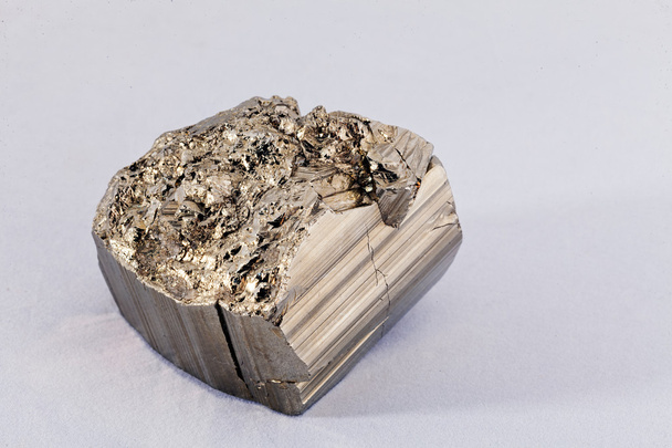 piritas, mineral del grupo de sulfuros sobre fondo blanco
 - Foto, Imagen