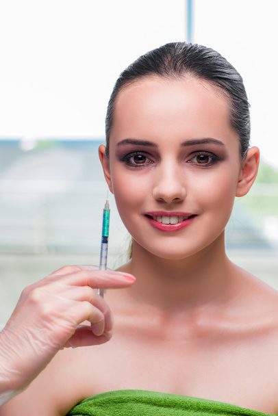 schöne Frau bereitet sich auf Botox-Injektion vor - Foto, Bild
