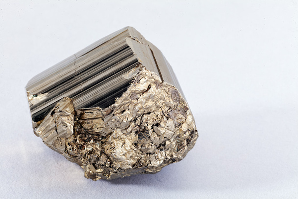 piritas, mineral del grupo de sulfuros sobre fondo blanco
 - Foto, imagen