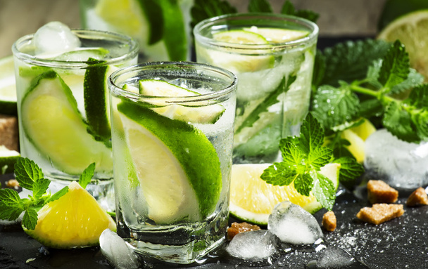 Mojito cocktail with lime and ice - Fotoğraf, Görsel
