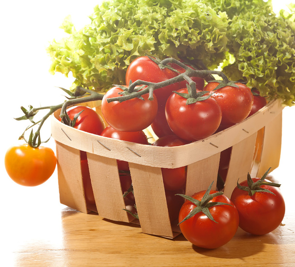 rajčata a salát v dřevěné koše na stůl - Fotografie, Obrázek