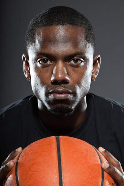 Чорношкірий американський баскетболіст. Студійний портрет ізольовано на сірому фоні
. - Фото, зображення