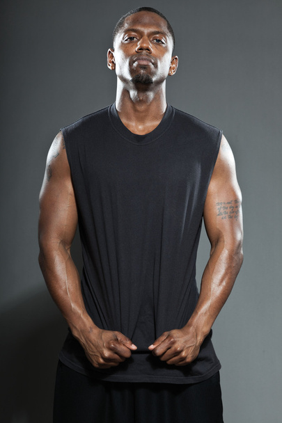 Чёрный американский баскетболист. Студийный портрет на сером фоне
. - Фото, изображение