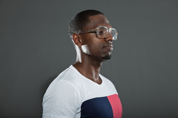 cool urban stilvollen schwarzen amerikanischen Mann. Modestudio Porträt isoliert auf grauem Hintergrund. Tragen einer Retro-Brille. - Foto, Bild