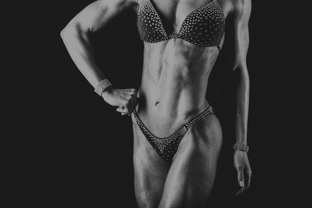 Menina com corpo muscular lindo em um maiô
 - Foto, Imagem