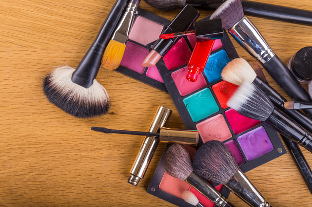 Кисти и тени и другие аксессуары для макияжа
 - Фото, изображение
