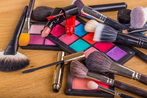 Borstels en schaduw en andere make-up accessoires - Foto, afbeelding