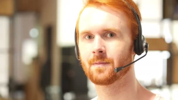 Homem retrato com fone de ouvido, call center
 - Filmagem, Vídeo