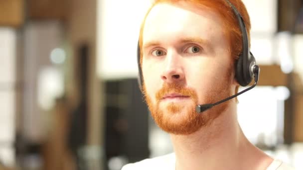 selbstbewusster Kundendienstmitarbeiter, der in einem Call Center arbeitet, Daumen hoch - Filmmaterial, Video