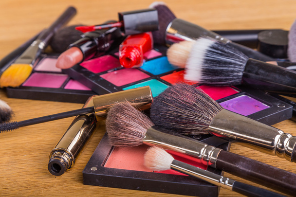 Pinceles y sombras y otros accesorios de maquillaje
 - Foto, Imagen